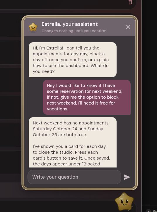Estrella chat: the owner asks whether next weekend has bookings and the assistant answers that both days are free.